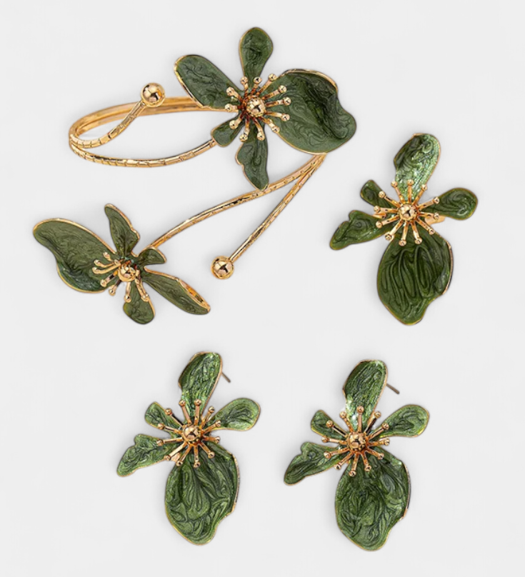 Elegante set de accesorios florales con pulsera, pendientes y anillos para destacar tu estilo