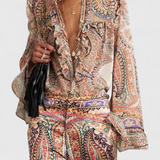 Conjunto Elegante con Blusa de Volantes y Estampado Vintage Paisley para un look sofisticado