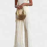 Elegante conjunto plisado con top halter asimétrico y pantalón fluido para un estilo sofisticado