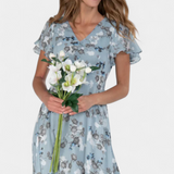 Elegante vestido maxi floral con escote en V y mangas aladas para un look sofisticado