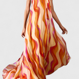 Vestido Maxi Remi Halter con Estampado Ondulado y Detalles Trenzados para un Look Elegante