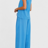 Elegante Conjunto de Lino Bernadina con Top de Abertura Frontal y Pantalón de Pierna Ancha para un Look Sofisticado