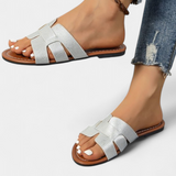 Silvia Sandalias Planas con Elegante Diseño Clásico y Moderno Corte Geométrico