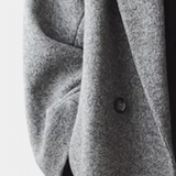 Lora Abrigo Clásico Felisha con Corte Elegante y Estilo Atemporal para un Look Sofisticado