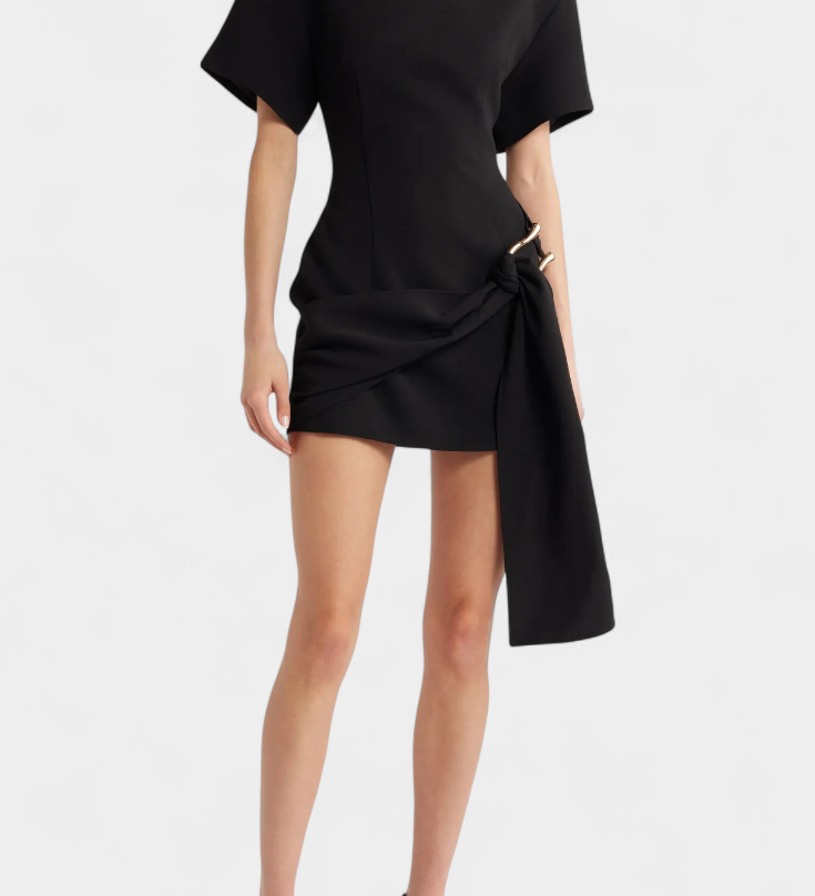 Coraline Vestido Mini Elegante con Cintura Drapeada y Detalle de Hebilla Dorada