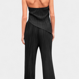 Elegante conjunto plisado con top halter asimétrico y pantalón fluido para un estilo sofisticado