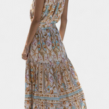 Elegante vestido largo de seda con hermoso estampado de Tesoros del Océano