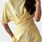 Conjunto Elegante de Top con Tiras Cruzadas y Falda Fluida para un Estilo Moderno