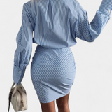 Cynthia Vestido Camisero Mini a Rayas con Elegantes Pliegues y Detalles de Botones