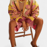 Casualidad Elegante: Cárdigan de Punto con Patrón Floral y Toque Relax