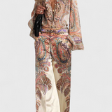 Conjunto Elegante con Blusa de Volantes y Estampado Vintage Paisley para un look sofisticado