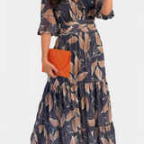 Elegante vestido largo floral Aísha con corte fluido y hermoso estampado de hojas