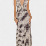 Elegante vestido maxi de lunares con escote halter y cintura fruncida para un estilo inolvidable