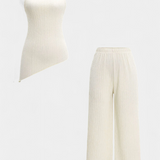 Elegante conjunto plisado con top halter asimétrico y pantalón fluido para un estilo sofisticado