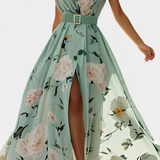 Elegante vestido floral con fruncidos y abertura en gasa para un estilo sofisticado