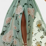 Elegante vestido floral con fruncidos y abertura en gasa para un estilo sofisticado