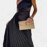 Elegante Leire Vestido de Cóctel Asimétrico con Aplique Floral y Falda Plisada para Destacar en Cada Ocasión
