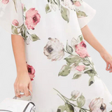 Elegante vestido de gasa fluida Tameka con detalles de pétalos y mangas transparentes