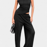 Elegante conjunto plisado con top halter asimétrico y pantalón fluido para un estilo sofisticado