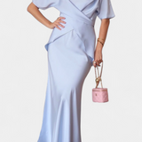 Conjunto Elegante de Top con Tiras Cruzadas y Falda Fluida para un Estilo Moderno