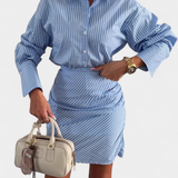 Cynthia Vestido Camisero Mini a Rayas con Elegantes Pliegues y Detalles de Botones