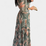 Elegante vestido largo floral Aísha con corte fluido y hermoso estampado de hojas