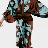 Elegante Monte Vestido Largo con Detalles en Mangas y Estampado Abstracto para una Mirada Sofisticada