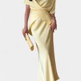 Conjunto Elegante de Top con Tiras Cruzadas y Falda Fluida para un Estilo Moderno