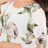 Elegante vestido de gasa fluida Tameka con detalles de pétalos y mangas transparentes