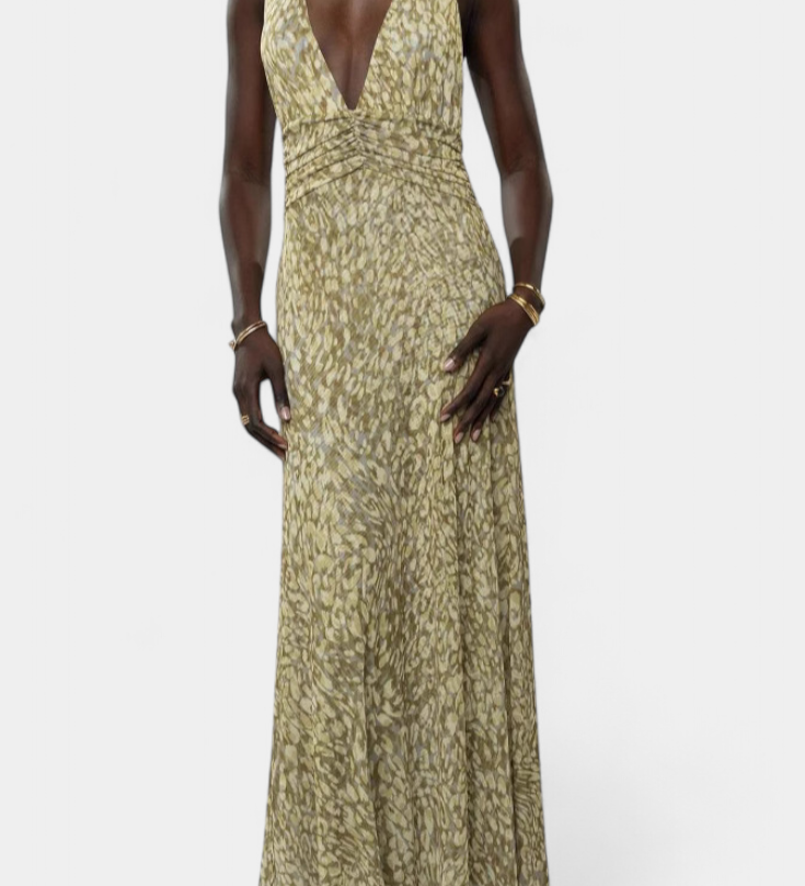 Elegante vestido maxi de lunares con escote halter y cintura fruncida para un estilo inolvidable
