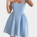 Vestido Mini Halter Kassandra con Espalda Abierta y Corte Evasé para un look irresistible