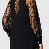 Elegante vestido negro con mangas de malla y corte holgado para un look sofisticado y cómodo