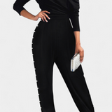 Brina Mono Elegante con Hombro Descubierto y Encantadores Detalles de Perlas