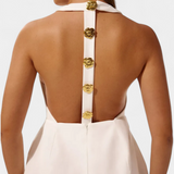 Yvonne Vestido Mini Halter con Escote en V, Espalda Abierta y Encantador Detalle Floral