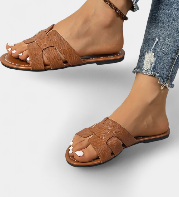 Silvia Sandalias Planas con Elegante Diseño Clásico y Moderno Corte Geométrico