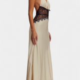 Elegante Vestido Largo Ashanty con Escote Halter y Detalles de Encaje Transparente en la Cintura