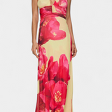 Elegante vestido maxi de lunares con escote halter y cintura fruncida para un estilo inolvidable