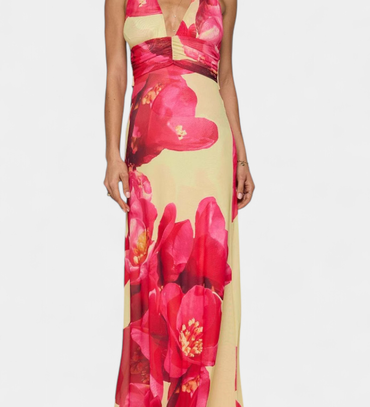 Elegante vestido maxi de lunares con escote halter y cintura fruncida para un estilo inolvidable