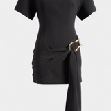 Coraline Vestido Mini Elegante con Cintura Drapeada y Detalle de Hebilla Dorada