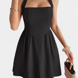 Vestido Mini Halter Kassandra con Espalda Abierta y Corte Evasé para un look irresistible