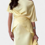 Conjunto Elegante de Top con Tiras Cruzadas y Falda Fluida para un Estilo Moderno