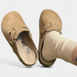 Aubree Zuecos Unisex de Gamuza con Hebilla Ajustable - Comodidad y Estilo en Cada Paso