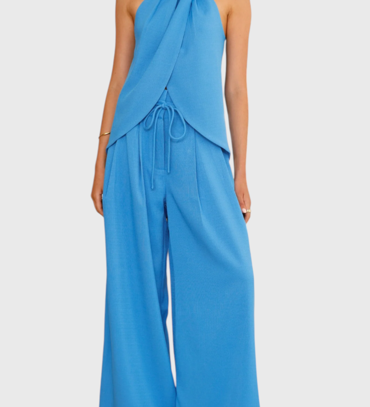 Elegante Conjunto de Lino Bernadina con Top de Abertura Frontal y Pantalón de Pierna Ancha para un Look Sofisticado