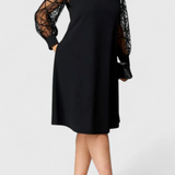 Elegante vestido negro con mangas de malla y corte holgado para un look sofisticado y cómodo