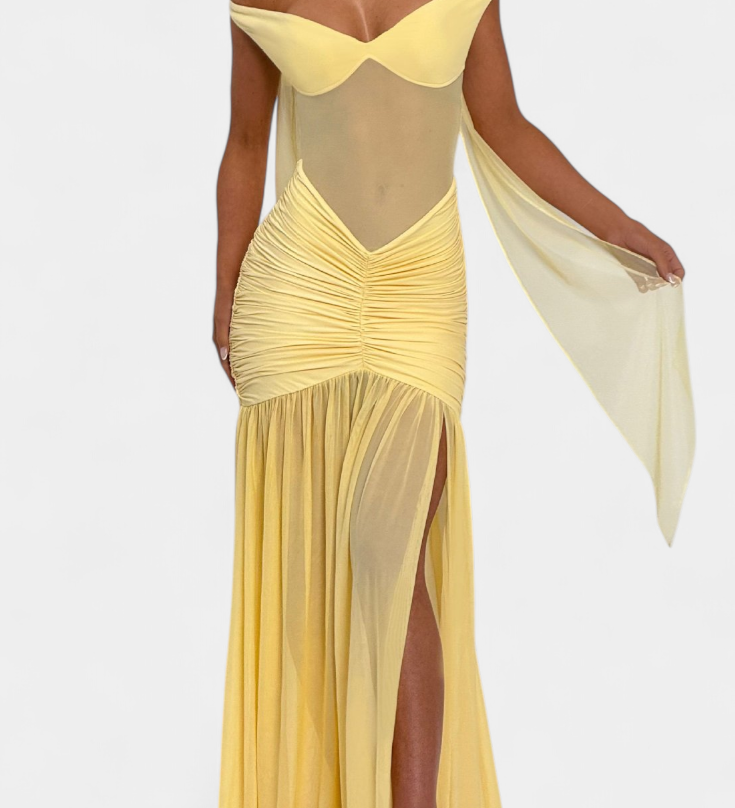 Vestido Largo Therese de Seda de Leche con Escote Profundo y Detalles Fruncidos que Realzan Tu Figura