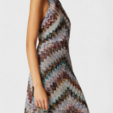 Elegante vestido largo halter Melisa con detalles en zigzag lamé y acabado iridiscente brillante