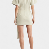 Coraline Vestido Mini Elegante con Cintura Drapeada y Detalle de Hebilla Dorada