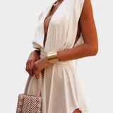 Vestido Rosalba Mono Corto con Escote Profundo y Cintura Marcada