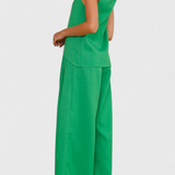 Elegante Conjunto de Lino Bernadina con Top de Abertura Frontal y Pantalón de Pierna Ancha para un Look Sofisticado
