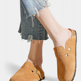 Aubree Zuecos Unisex de Gamuza con Hebilla Ajustable - Comodidad y Estilo en Cada Paso